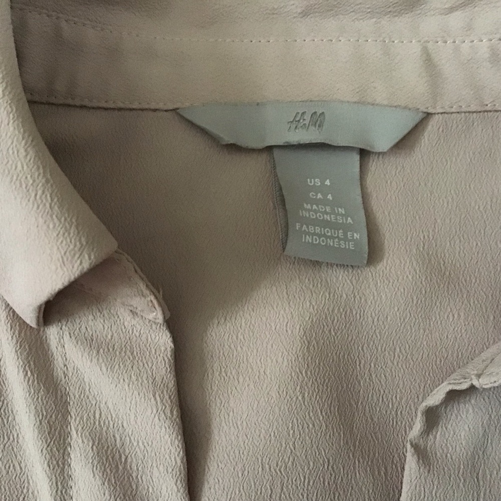 💥3/$10 H&M V-Neck Blouse - Picture 6 of 6